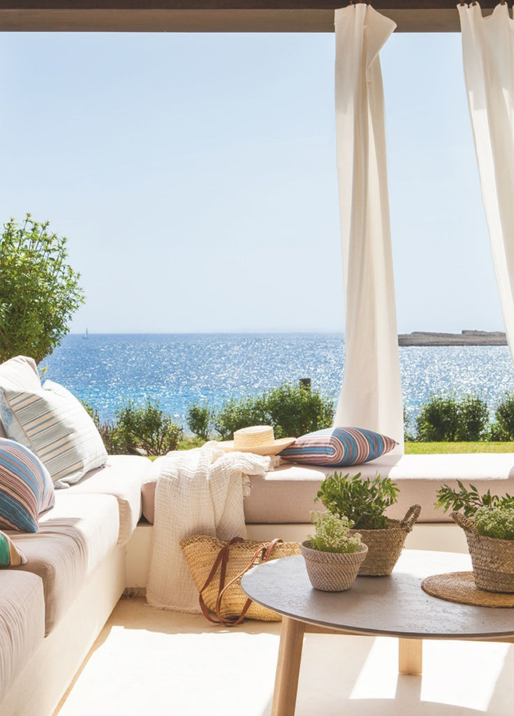Une magnifique terrasse d'une villa au sud de la france donne une vue imprenable sur la mer mediterranée. Un parfum de monoï et de jasmin enveloppe l'atmosphère. C'est la fragrance Archipel Perdue de Erra. Disponible en diffuseur et bougie.