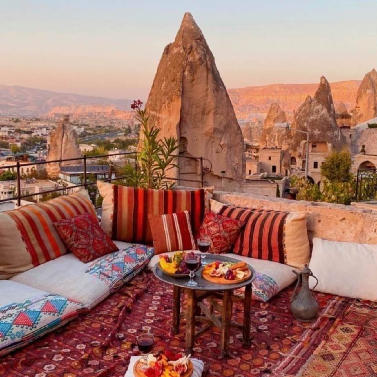 Parfum "Aube Lunaire": Une symphonie envoûtante et délicate où le mélange de musc et de muguet, avec les accords de cachemire et de patchouli, vous plonge dans une aura intemporelle,