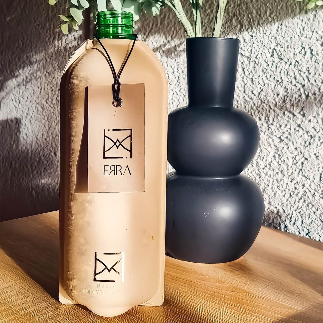 Bouteille de parfum 500ml recyclable élégante sur table en bois – Flacon de recharge pour diffuseur, protégé par un étui en carton pour préserver un parfum raffiné et longue durée.