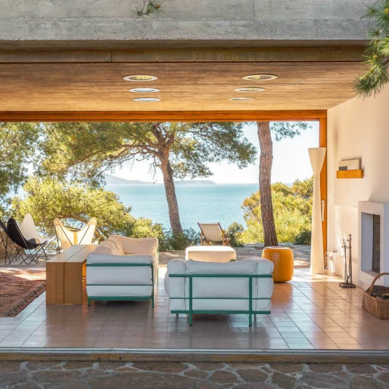 Parfum "Calanque Fleurie": Un accord pétillant et tendre entre les fleurs d' amandiers, le freesia et la grenade, associé à une note boisée, qui rendra chaque espace chaleureux et frais.