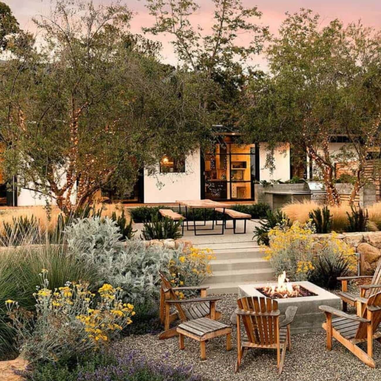 Parfum "Etoile d'Argent": Mariage délicat entre la douceur des fleurs blanches et la chaleur des aldéhydes, saupoudré d'une légère note boisée pour faire émerger les arômes musqués et les rendre plus vibrants.