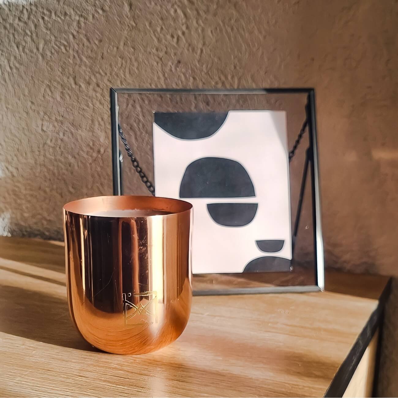 Grande bougie parfumée en cuivre, créant une ambiance sophistiquée et artistique avec des notes de parfum raffiné, parfaite pour une décoration élégante.