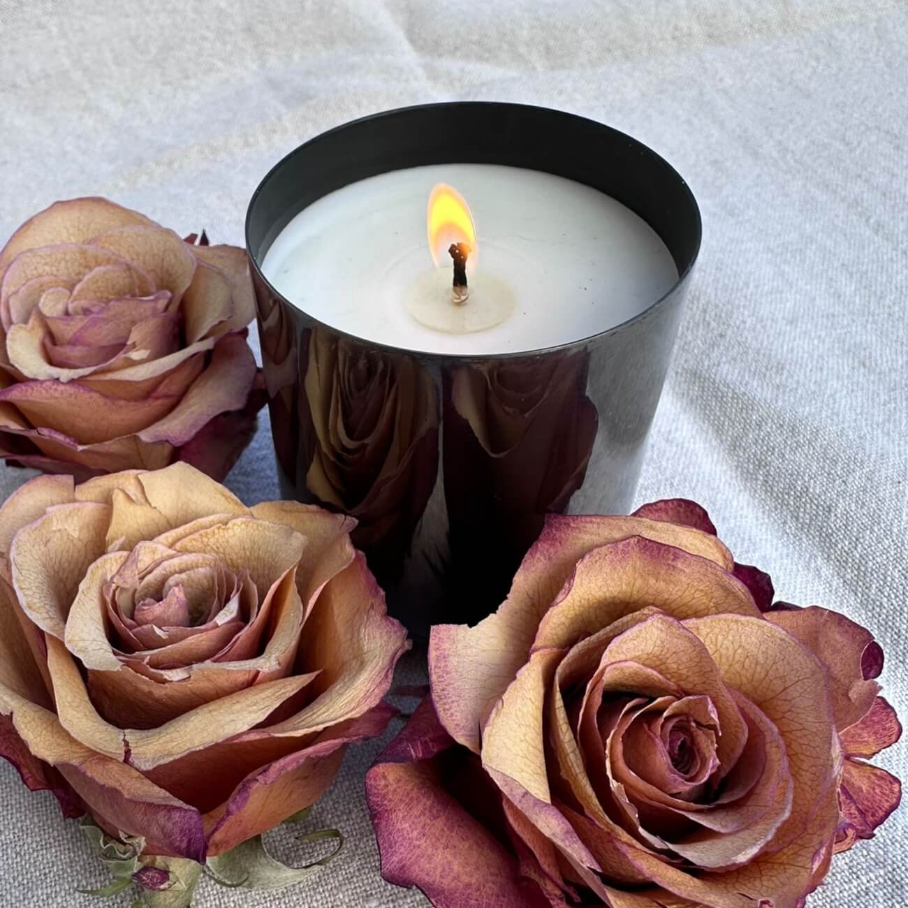 Bougie parfumée artisanale de 120g en verre noir, accompagnée de roses séchées pour une décoration raffinée, une atmosphère relaxante et un look sophisiqué