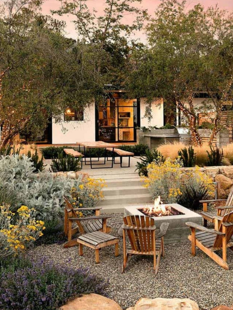 Un jardin en provence lors du couché de soleil. Quatre chaises en bois entour un petit feu au milieu du jardin fleurie de toutes parts. Un parfum d'agrume et des arômes de musc enveloppe l'atmosphère. C'est la fragrance Etoile d'Argent de Erra. Disponible en diffuseur et bougie.