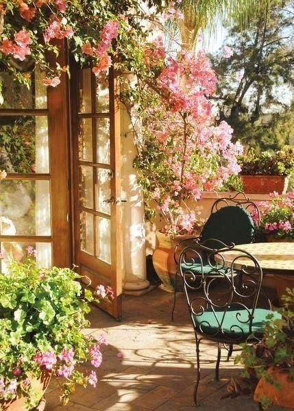 Un petit balon fleurie d'un maison rural acceuille un charmant espace pour boire une limonade un après-midi printanier. Un parfum frais de muget et des arômes citronées enveloppe l'atmosphère.. C'est la fragrance Jardin d'Opale de Erra. Disponible en diffuseur et bougie.